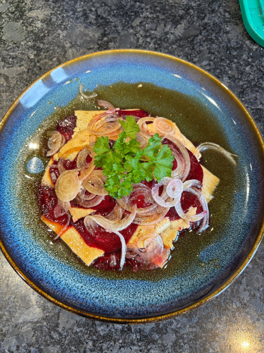 Tofu & Rote-Rüben-Carpaccio mit Zwiebel